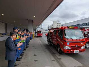 消防団車両が出発しています