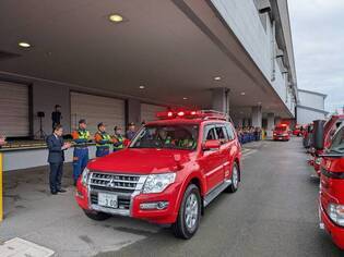 消防団車両が出発します