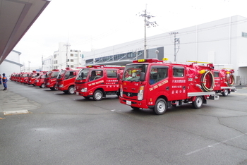 消防団車両が整列しています