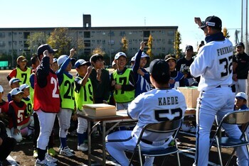 プロ野球選手とじゃんけんするこども