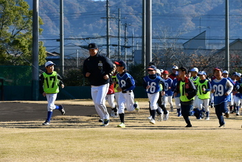 野球選手と軽く走る子供たち