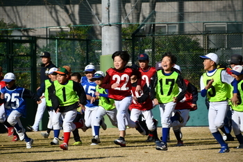 ウォームアップで全力で走るこどもたち