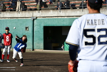プロとキャッチボールする少女