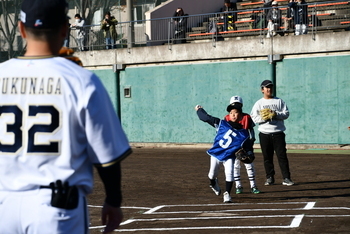 プロとキャッチボールするこども