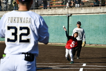プロと笑顔でキャッチボールするこども