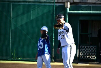 ボールの投げ方を教わるこども