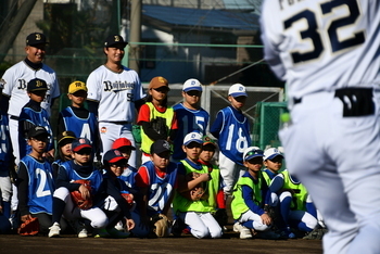 プロの守備練習を見つめるこども