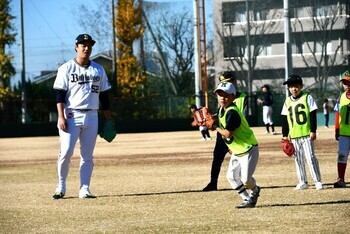 守備練習を見つめるプロ野球選手2