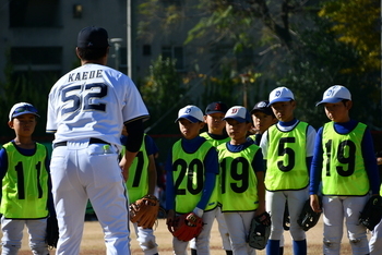 守備の指導をしてもらう子供たち
