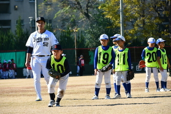 守備練習を見つめるプロ野球選手