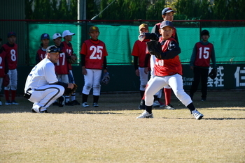 守備練習をみつめるプロ野球選手