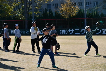 キャッチボールするこどもたち