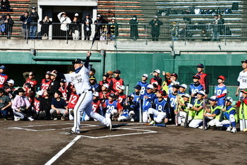 プロのバッティングをみつめるこどもたち