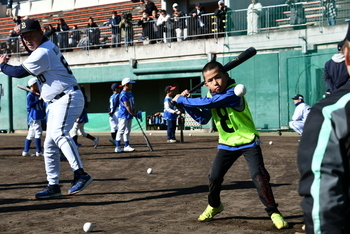 バッティング練習をするこども