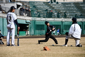 バッティング練習をする初心者のこども