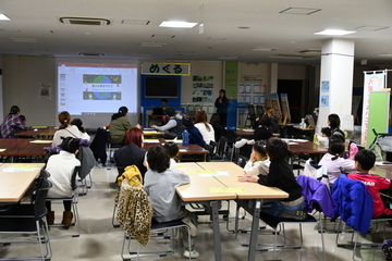 講師の話を聞く参加者たち