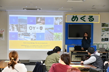 質問の答えを説明する講師