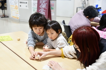 気球を削る親子