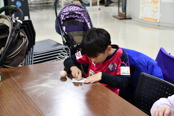 木球を削る男の子