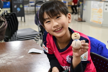 完成した雪だるまを持つ男の子