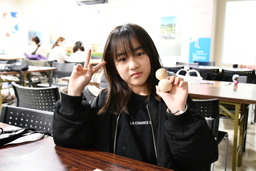 完成した雪だるまを持つ女の子