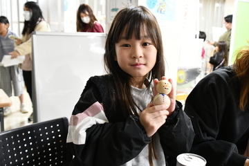 完成した雪だるまを持つ女の子