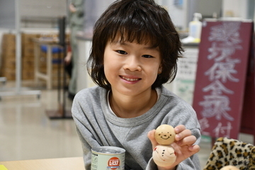 完成した雪だるまを持つ男の子