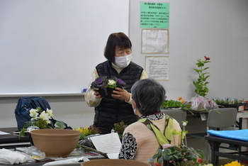 花材の解説をする講師