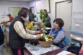 講師にアドバイスを受ける人