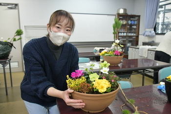 小花を前面に置いた作品と作った人