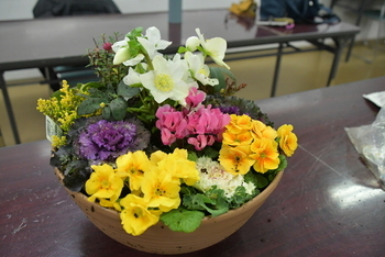 ハボタンをほかの花材を交互に配置した作品