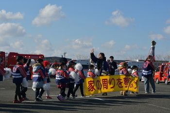 横断幕を掲げながら更新する園児たち3