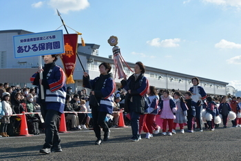 行進するあひる保育園の幼児たち