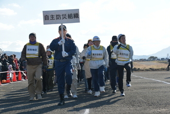 行進する自主防災組織の人たち