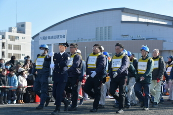 歩行行進する八尾自衛消防研究会