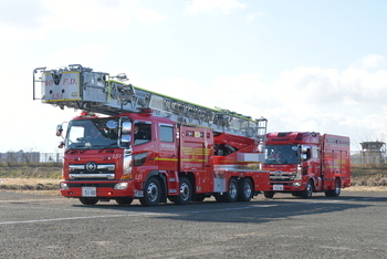 走行するはしご車とポンプ車
