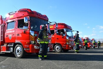 消防車と整列する消防士