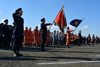 参列する消防職員たち