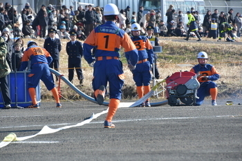 小型ポンプ操法を披露する消防団