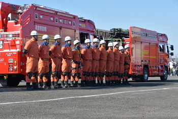 消防車と整列する救助隊員たち