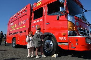 消防車と記念撮影する兄妹