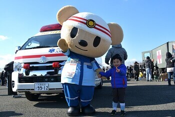 救急車の前で「はちきゅう」と記念撮影する男の子