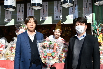 福熊手を受け取った男性2人