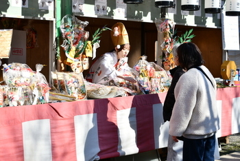 縁起物を選ぶ人