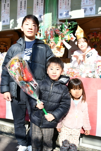 福笹を受け取った親子