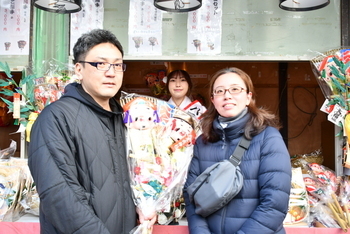 福熊手を受け取った男女と福娘