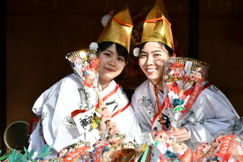 福熊手を持った福娘2人