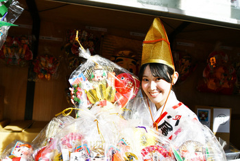 縁起物を持った福娘