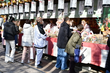 縁起物を求める人々
