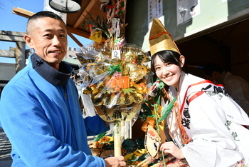 福熊手を受け取る人